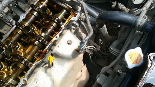 Моторное масло в свечных колодцах. Снимаем клапанную крышку. смотреть онлайн