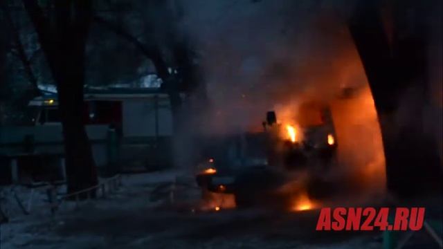 Благовещенские пожарные тушат горящий автомобиль смотреть онлайн