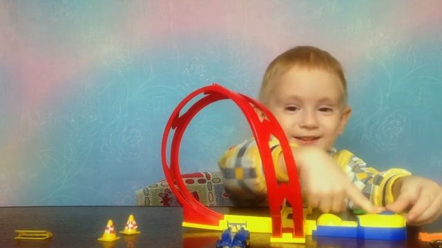 ?Распаковка автотрека, играем в шальные гонки с автотреком Unpacking, play with the tracking смотреть онлайн