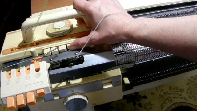 Пояс под широкую резинку цельновязанный на двухфонтурной машине. Мастер-класс машинное вязание. смотреть онлайн