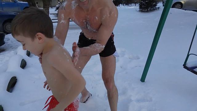 Обтирание снегом на улице смотреть онлайн