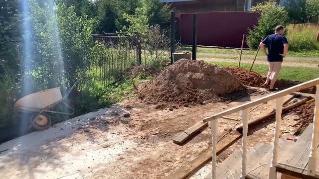 №946 Рабочие РАБОТАЮТ ? Установка ВОРОТ на даче ? Привезли песок ? Обустройство УЧАСТКА НА ДАЧЕ Вло смотреть онлайн