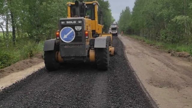 Незважаючи на обстріли, на Шосткинщині ремонтують дороги смотреть онлайн