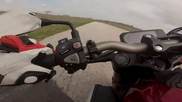 Honda CB650R Track Review! (Actually REALLY Good!) смотреть онлайн