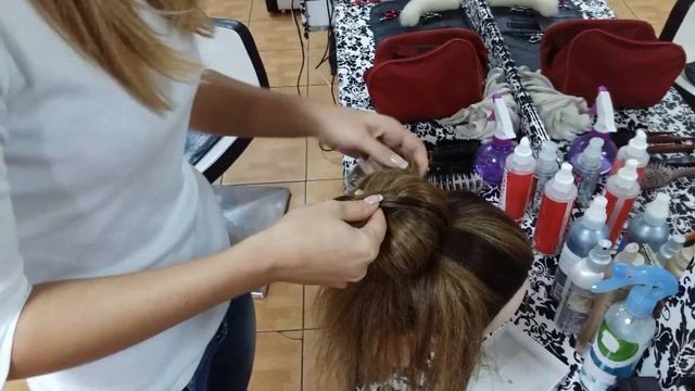 Пучок из волос с плетением.Вечерняя причёска на выпускной, свадебная причёска на средние волосы смотреть онлайн