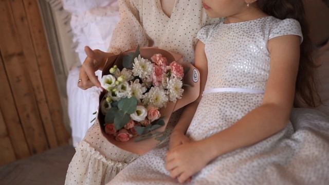 Букет из хризантемы, гвоздики и кустовой розы в кремовой пленке смотреть онлайн