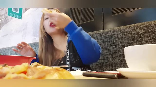 Eating Pizza @Tung Chung || Pizza Hut HONG KONG || Azel vlog смотреть онлайн