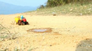 Трактор с прицепом опрокидывается в яму