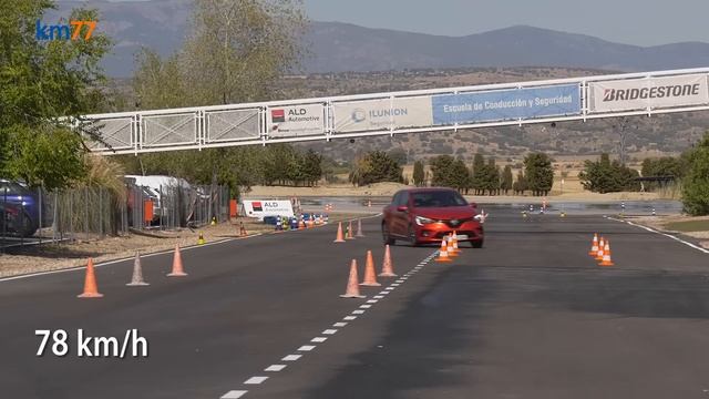 Renault Clio 2019 - Maniobra de esquiva (moose test) y eslalon | km77.com смотреть онлайн