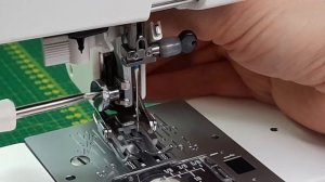 Как установить шагающую лапку (верхний транспортёр) на бытовую швейную машину.