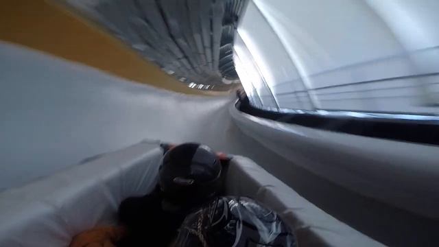 Спуск на Вучке по Олимпийской Санно-бобслейной трассе "Санки" смотреть онлайн