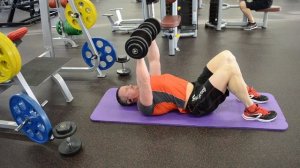 Разведение рук с гантелями лежа на полу