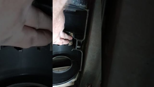 Снимаем, чистим мотор печки (вентилятор отопителя) на e83 смотреть онлайн