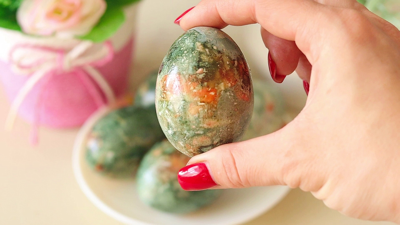 Наконец-то нашла самый лучший способ как красиво покрасить яйца на пасху: без химии!