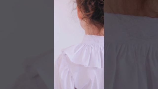 Нарядная белая школьная блузка с воротником-жабо и пышным рукавом от Leya.me смотреть онлайн