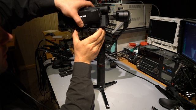 Zhiyun Crane 2 with Sony PXW-X70 (AX100, AX700, HXR-NX80, PXW-Z90V) camcorder смотреть онлайн