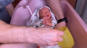 Первое купание новорожденного | Папа купает малыша в ванной. Как и где купать новорожденного ребенк