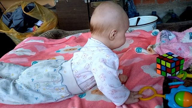 Это наша Ира уже умеет переворачиваться с живота на спину ей 3 месяца смотреть онлайн