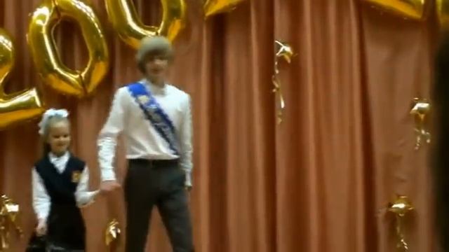 Шикарный выход выпускников смотреть онлайн