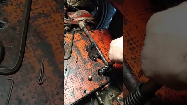 Как открыть крышку КПП трактора Т25 смотреть онлайн