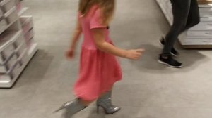 Дети и обувь на каблука. Женщины на каблуках. Как правильно ходить на каблуках. Модницы и  каблуки