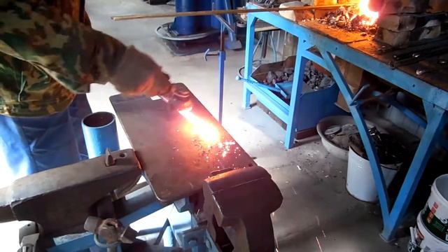 "ПРИКРОВАТНЫЙ СТОЛИК" Начало: Ковка валют на ножки. смотреть онлайн