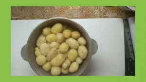 Молодой картофель по-молдавски.ОЧЕНЬ ВКУСНЫЙ С ШКВАРКАМИ.Простое блюдо.