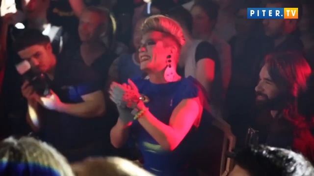Победитель Евровидения 2014 Кончита Вурст показала миру своих родителей и чуть не сорвала премию смотреть онлайн