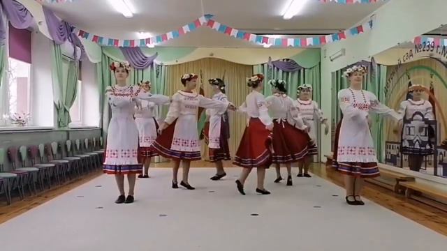 Белорусский народный танец "Весялуха" в исполнении педагогов 239 Детского сада смотреть онлайн