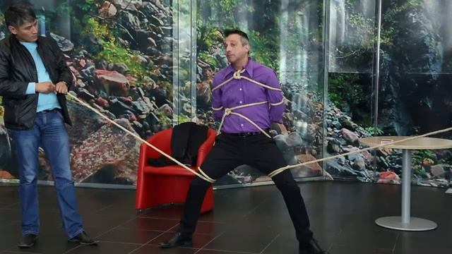 Презентация New Highlander в Тойота Центре Жетысу. Фокус с пиджаком. смотреть онлайн