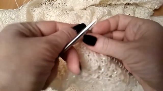 МК Палантин павлинье перо. Вяжется легко, смотрится эффектно! смотреть онлайн