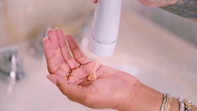 РИАННА О ЗАПУСКЕ СВОЕЙ КОСМЕТИКИ FENTY SKIN [Перевод и озвучка Darya Mo] смотреть онлайн