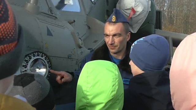 В Ленинградской области юнармейцы ЗВО посетили аэродром Пушкино смотреть онлайн