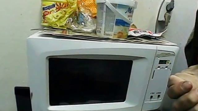 Сырое яйцо в фольге в микроволновке смотреть онлайн