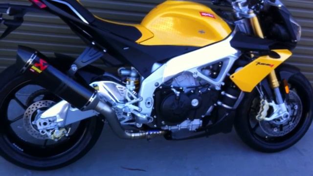 Aprilia Tuono V4 with Akrapovic full titanium/carbon pipe смотреть онлайн