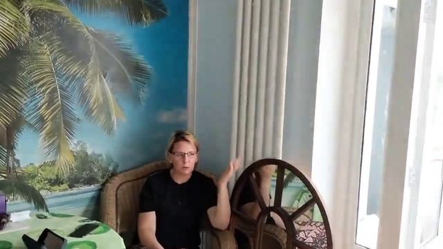 ?Сын хочет выгнать кошку.Лена и Антон. Англия Сентябрь 2022 /Irina Ok