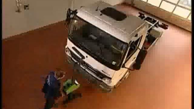 Mercedes-Benz Atego 2 - Remove / install the headlamp unit bulbs | W970, W972, W974, W975, W976 смотреть онлайн