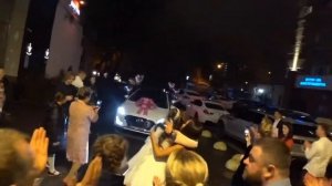 Машина - подарок на свадьбу.