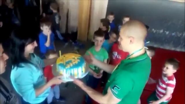Вихованці Юрія Шерстюка та їх батьки влаштували теплий прийом з вітаннями і чемпіонським тортом смотреть онлайн