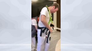 Как правильно надевать страховочную привязь и закрепить строп.