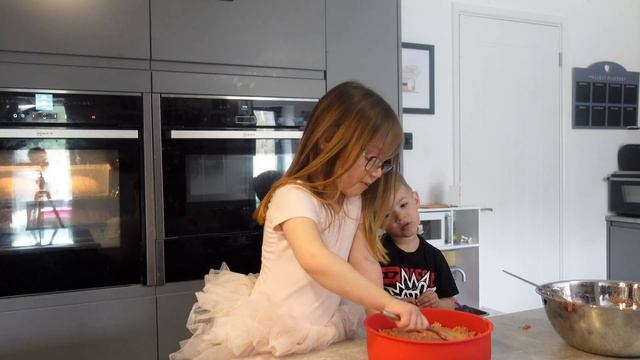 EASY CHILDRENS RECIPE | CORNFLAKE PIZZA - BAKING WITH KIDS | Ferrari Family смотреть онлайн