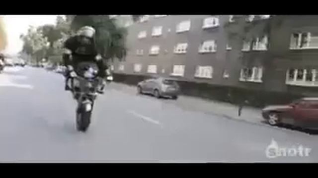трюки на мотоциклах в городском потоке смотреть онлайн