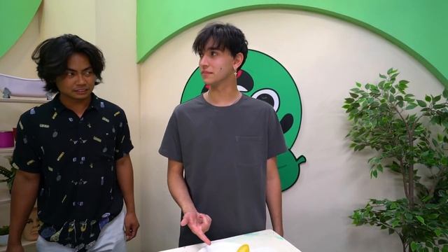 No Hands vs One Hand vs Two Hands Eating Challenge! (ft. Guava Juice) смотреть онлайн