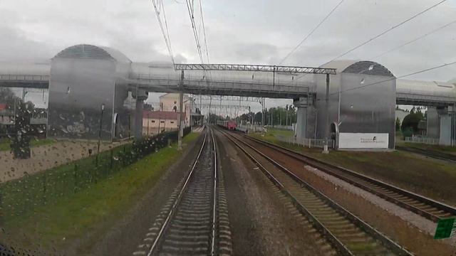 Проезд станции Любань через кабину машиниста в дождливую питерскую погоду