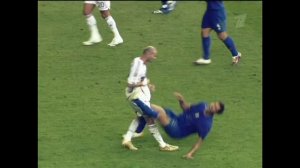 Зидан удар головой.15 лет назад Зидан ударил Матерацци и закончил карьеру на 10 мин раньше чем хоте