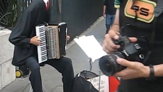 Paris Accordion Playing Headless Man смотреть онлайн