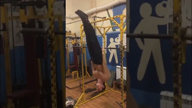 Ласточка на 4 пальцах, скоро на 2 Воркаут.