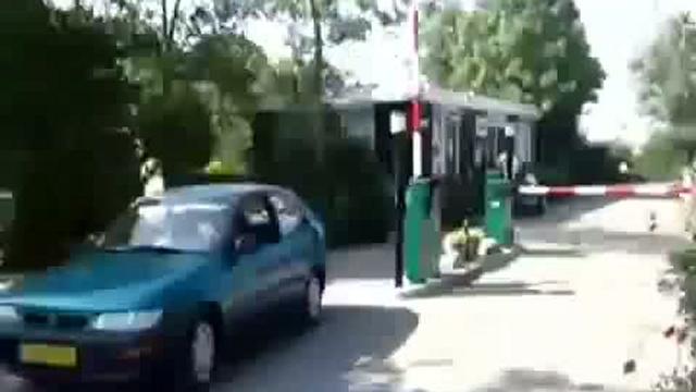 Блондинка и шлагбаум смотреть онлайн