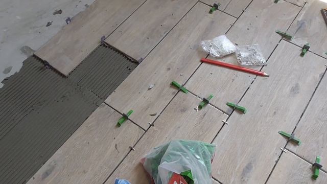 Кладём плитку на пол от а до я Как правильно приклеить плитку своими руками смотреть онлайн