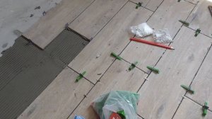 Кладём плитку на пол от а до я Как правильно приклеить плитку своими руками